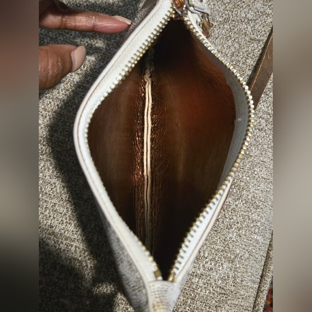 Michael Kors Cream MBag with Gold Chain - Picture 3 of 13